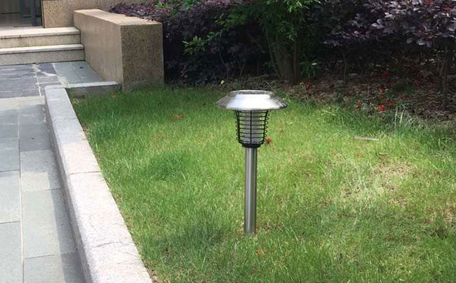 小區(qū)草坪如何驅(qū)蚊？太陽能戶外滅蚊燈效果好